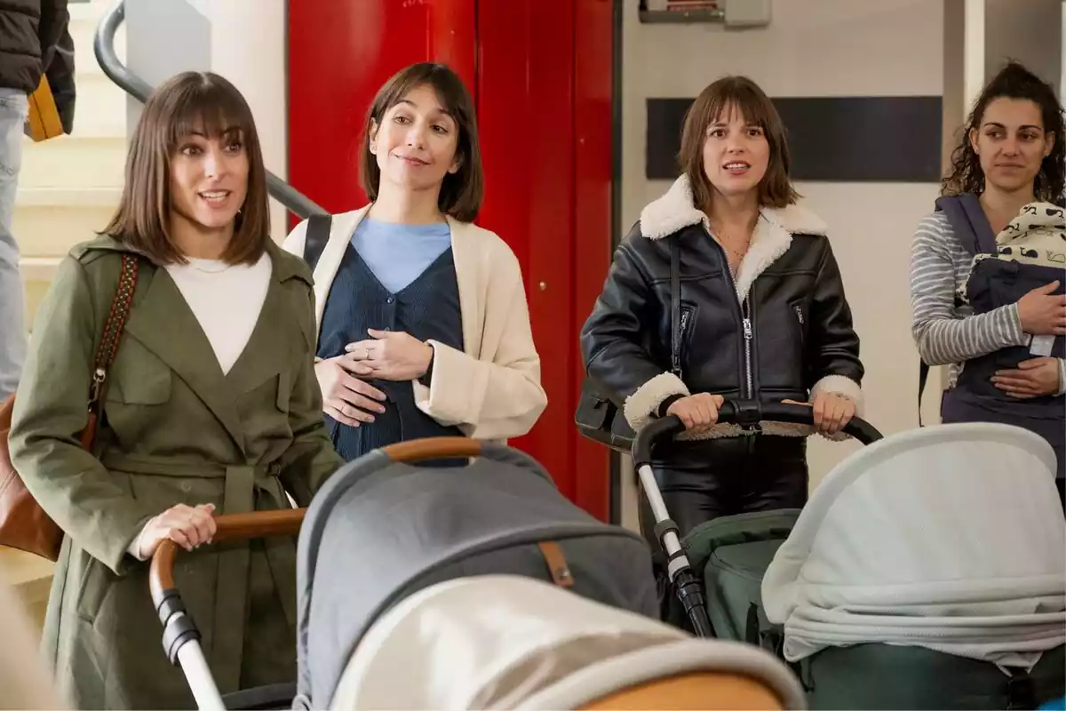 Fotografía de Ana Jara, Belén Écija y Carolina Rubio con unos carros de bebés en 4 estrellas Fotografía de Ana Jara, Belén Écija y Carolina Rubio con unos carros de bebés en 4 estrellas