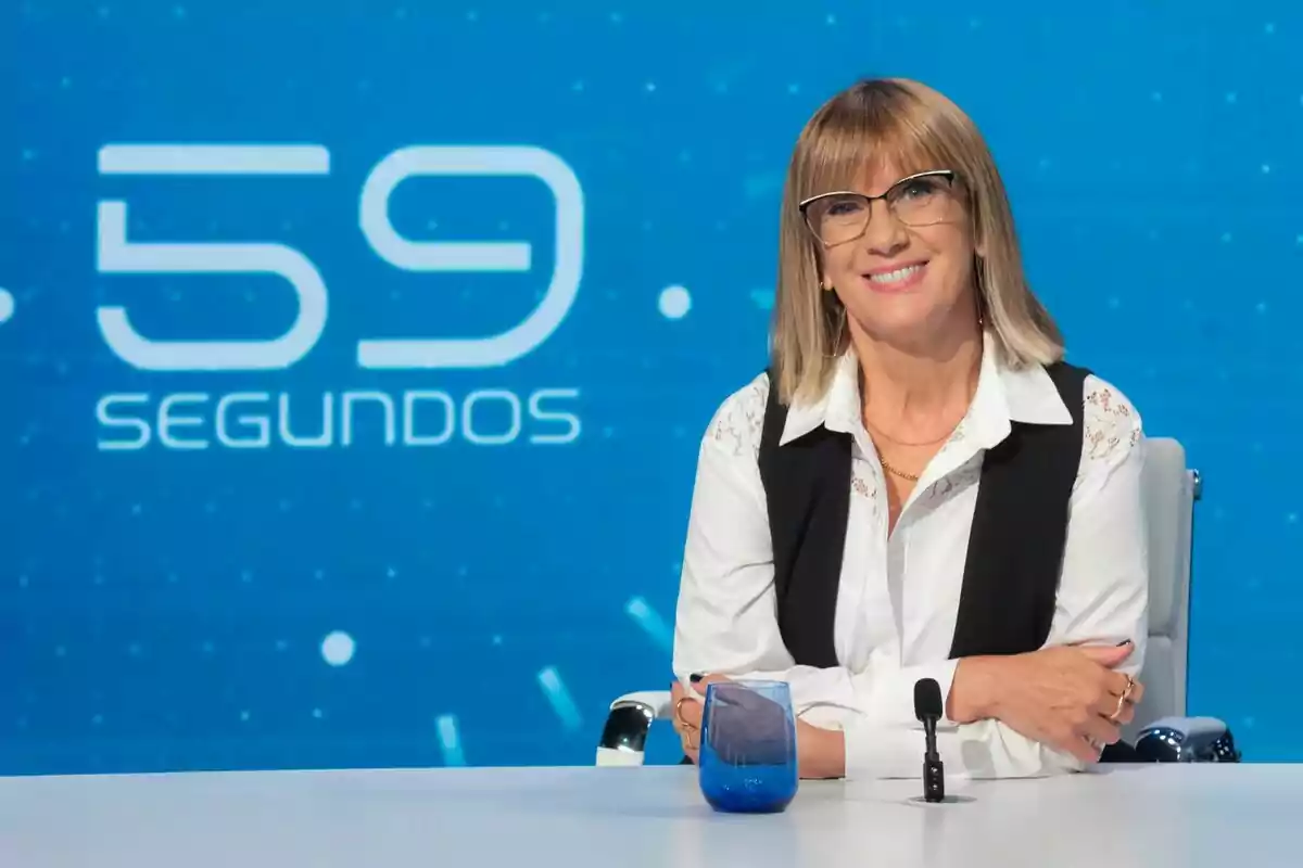Gemma Nierga en un set amb el logo de Gemma Nierga en un set amb el logo de