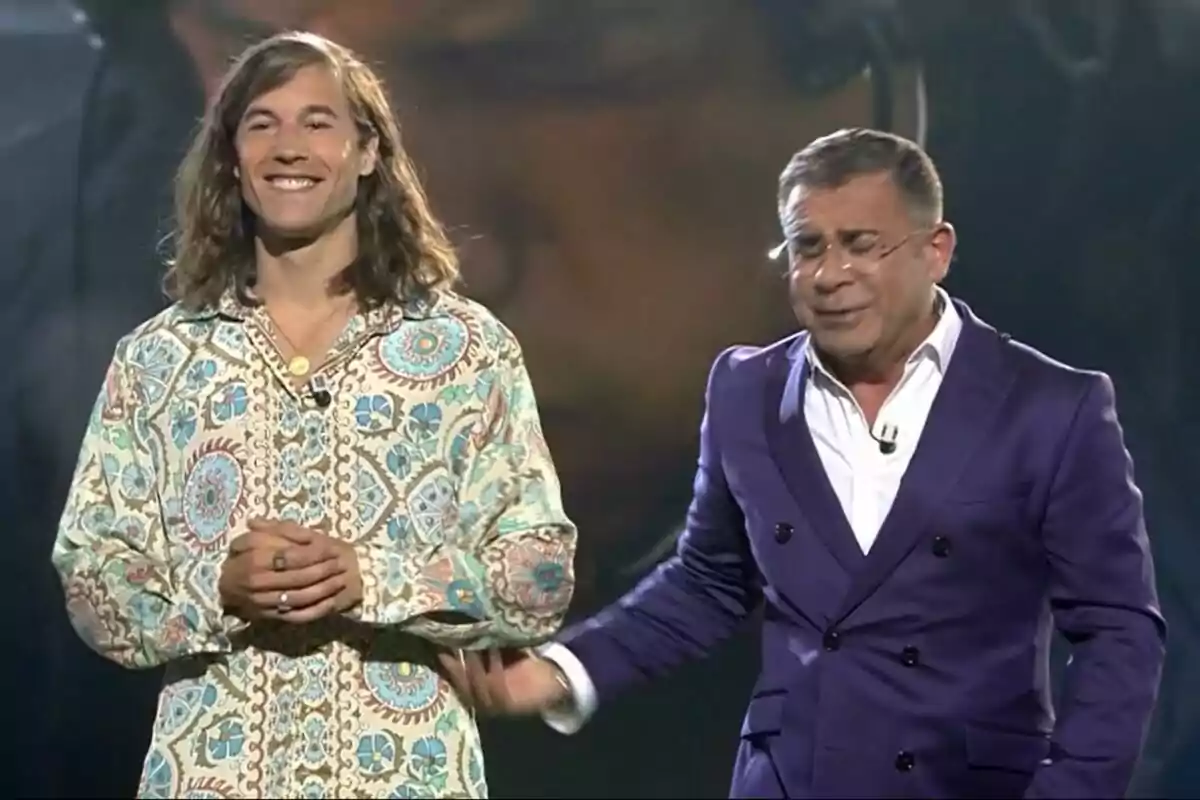 Captura de Abraham García junto a Jorge Javier Vázquez en el plató de Supervivientes Captura de Abraham García junto a Jorge Javier Vázquez en el plató de Supervivientes