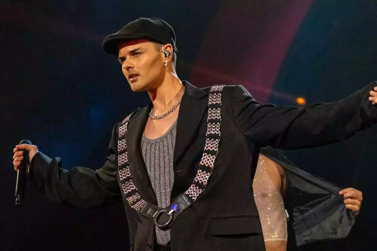 Fotografía de Abraham Mateo actuando en el Benidorm Fest Fotografía de Abraham Mateo actuando en el Benidorm Fest