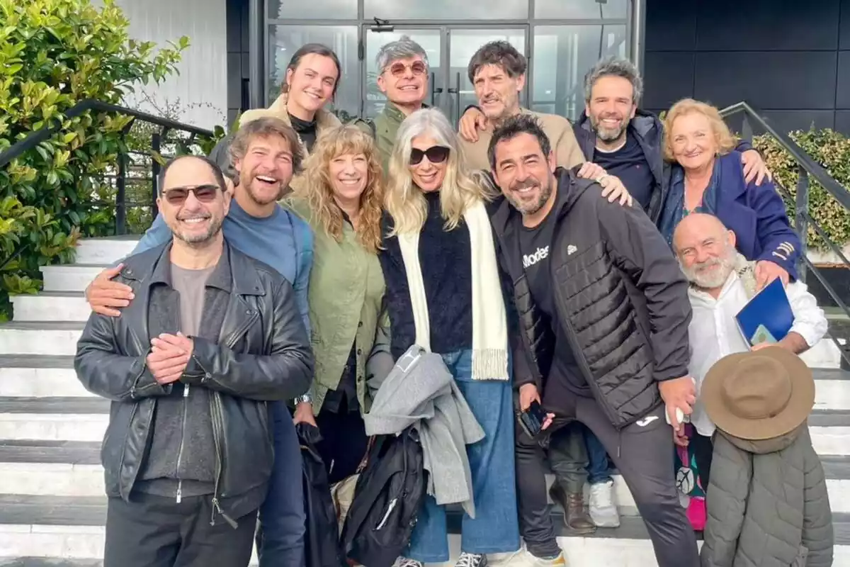 Post de Jordi Sánchez en Instagram junto a los actores de 'La que se avecina' en unas escalera sonriendo el 3 de abril de 2024 Post de Jordi Sánchez en Instagram junto a los actores de 'La que se avecina' en unas escalera sonriendo el 3 de abril de 2024