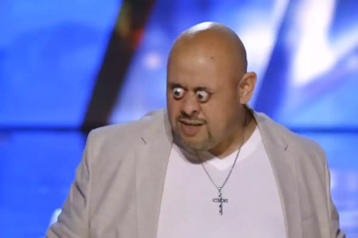 Williams, un hombre calvo con los ojos fuera de las órbitas, con chaqueta clara y una camiseta blanca con un collar de cruz, en 'Got Talent' Williams, un hombre calvo con los ojos fuera de las órbitas, con chaqueta clara y una camiseta blanca con un collar de cruz, en 'Got Talent'