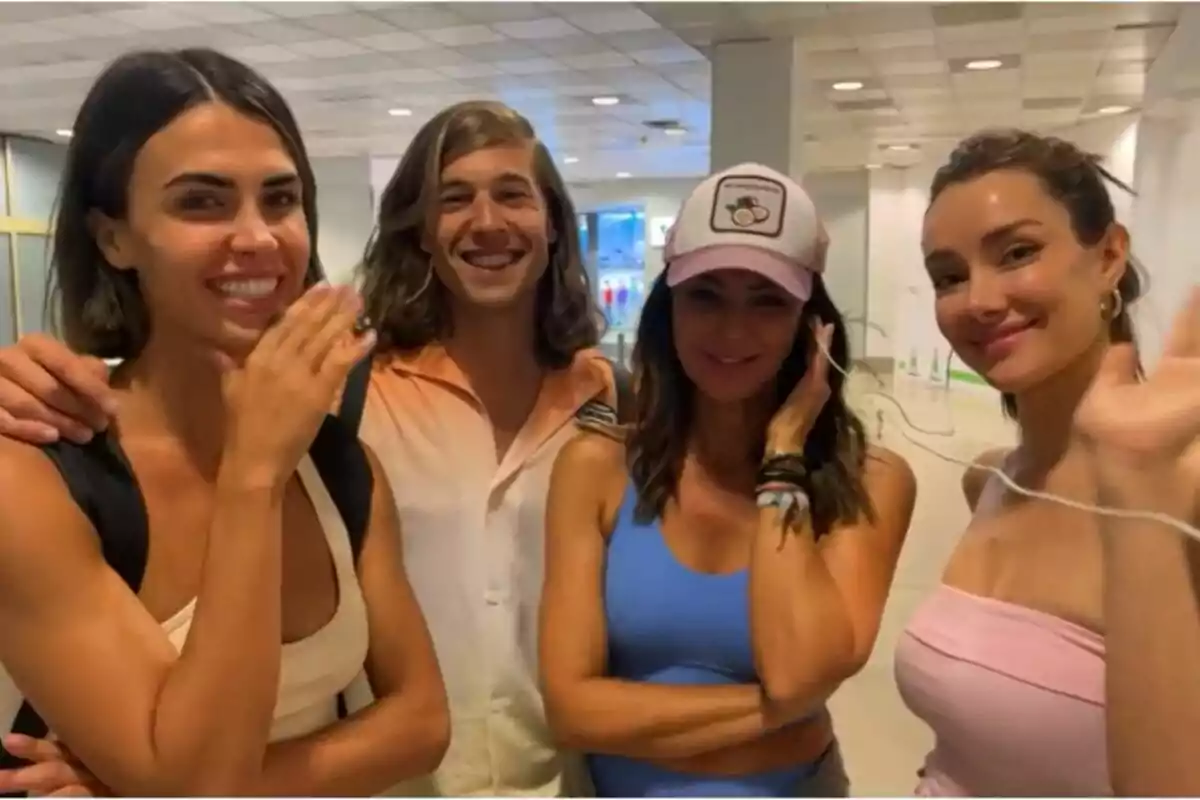 Captura de Sofía Suescun, Abraham García, Olga Moreno y Sofía Suescun en el aeropuerto antes de viajar a Supervivientes Captura de Sofía Suescun, Abraham García, Olga Moreno y Sofía Suescun en el aeropuerto antes de viajar a Supervivientes