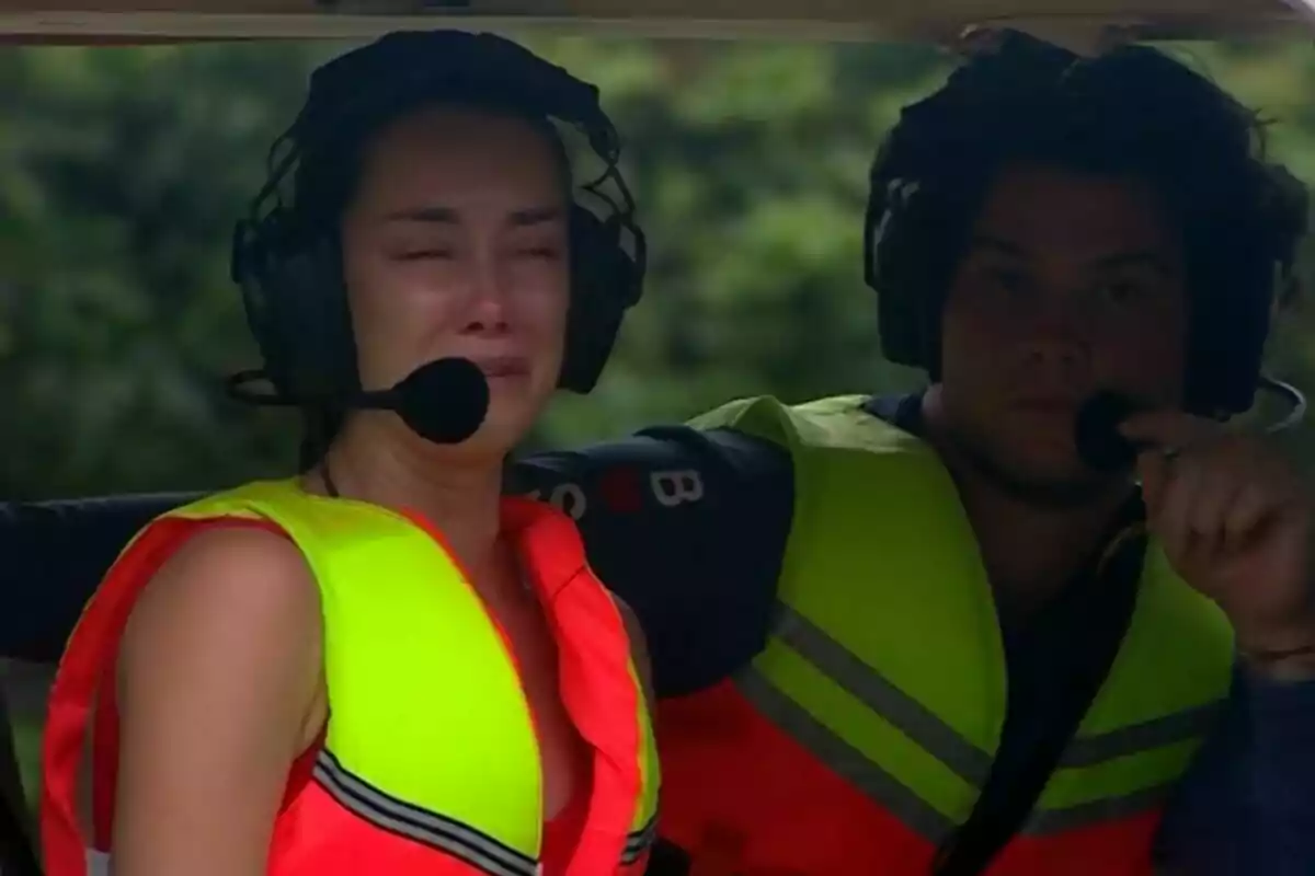 Captura de Adara Molinero llorando en el helicóptero de Supervivientes junto a Bosco Martínez Bordiú Captura de Adara Molinero llorando en el helicóptero de Supervivientes junto a Bosco Martínez Bordiú