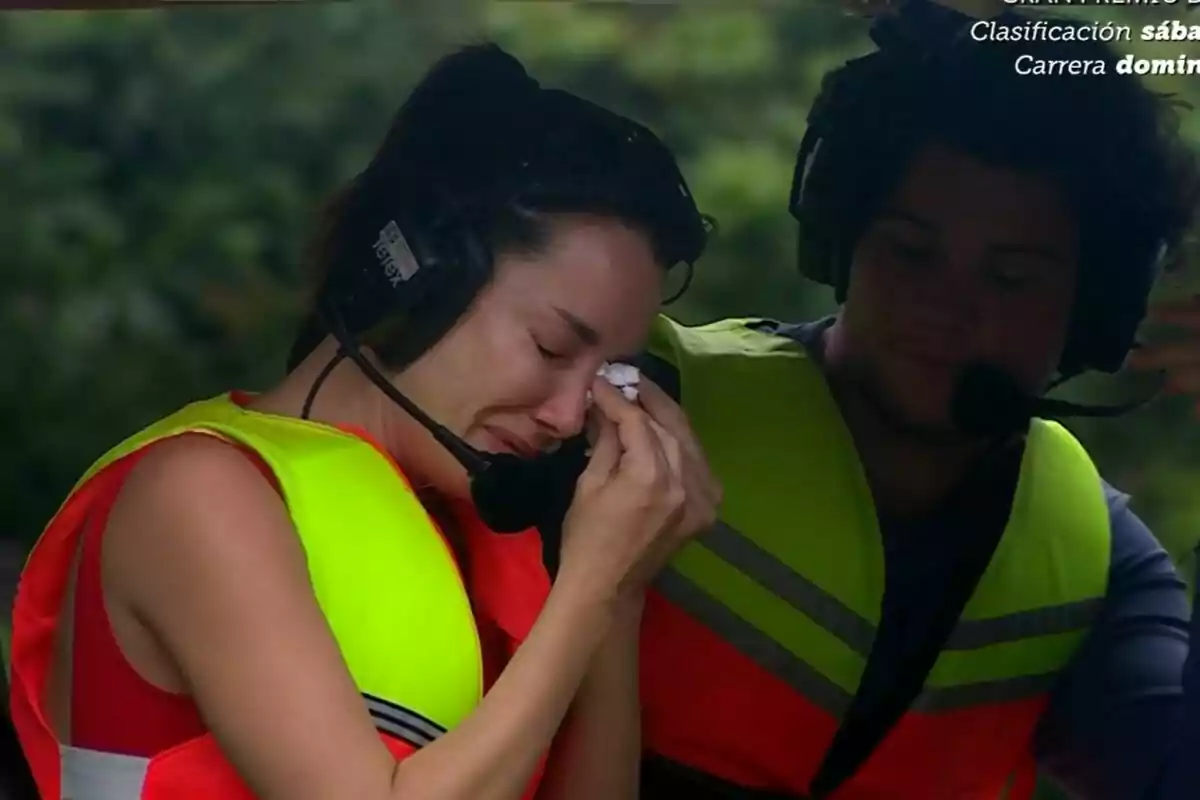 Captura de Adara Molinero llorando en el helicóptero de Supervivientes junto a Bosco Martínez Bordiú Captura de Adara Molinero llorando en el helicóptero de Supervivientes junto a Bosco Martínez Bordiú