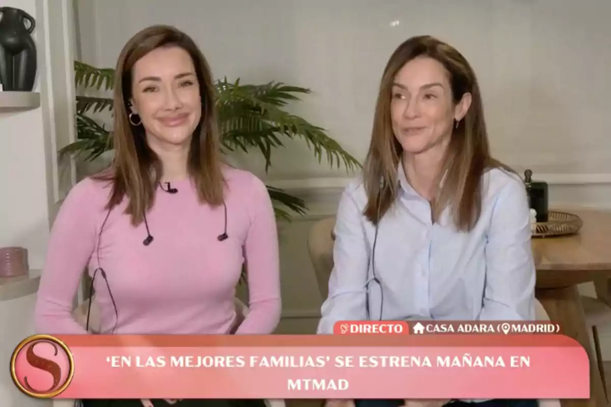Adara Molinero y Elena Rodríguez sonríen mientras están sentadas en un set de televisión con un anuncio en la parte inferior que dice Adara Molinero y Elena Rodríguez sonríen mientras están sentadas en un set de televisión con un anuncio en la parte inferior que dice