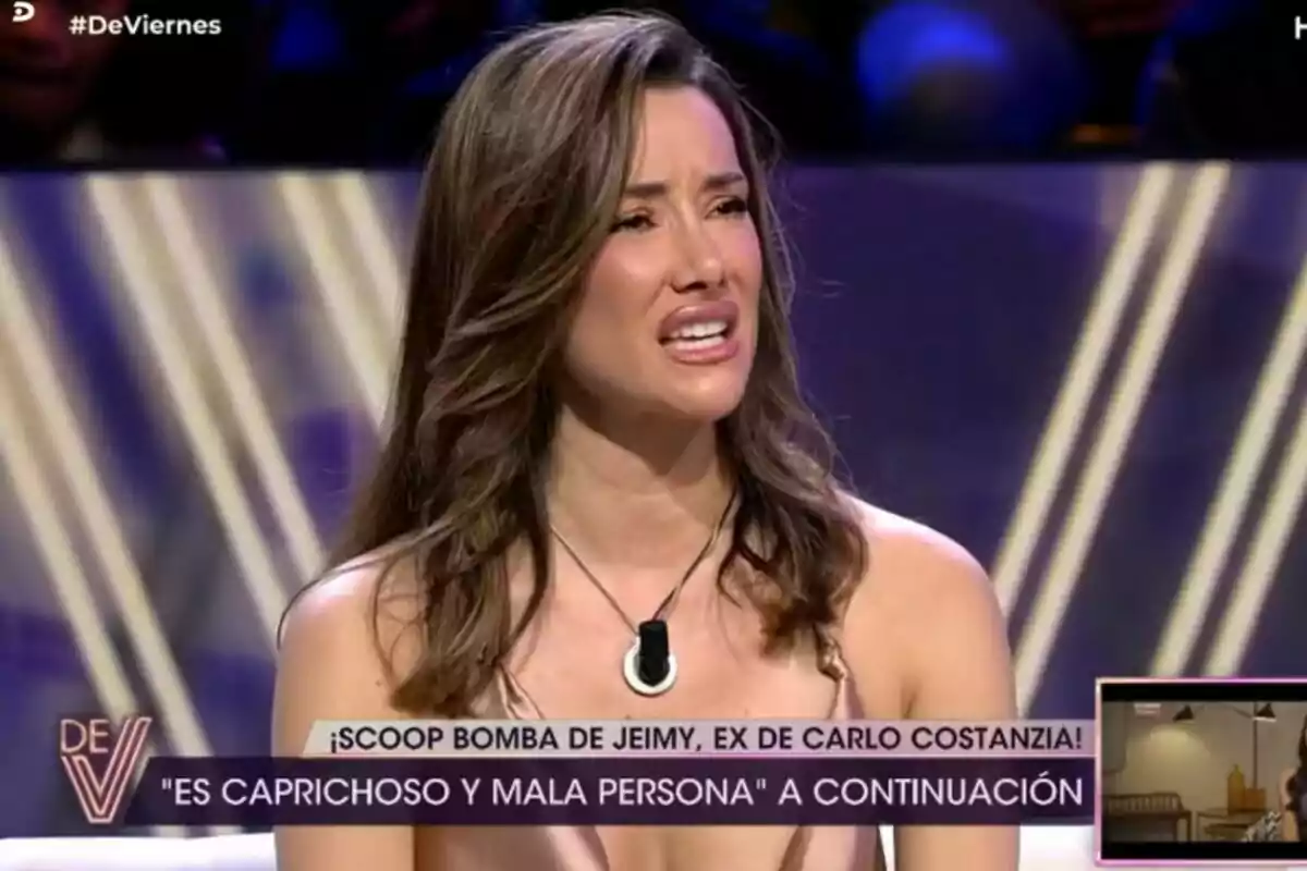 Adara Molinero con expresión emocional aparece en De Viernes con gráficos en pantalla que incluyen texto y un hashtag. Adara Molinero con expresión emocional aparece en De Viernes con gráficos en pantalla que incluyen texto y un hashtag.