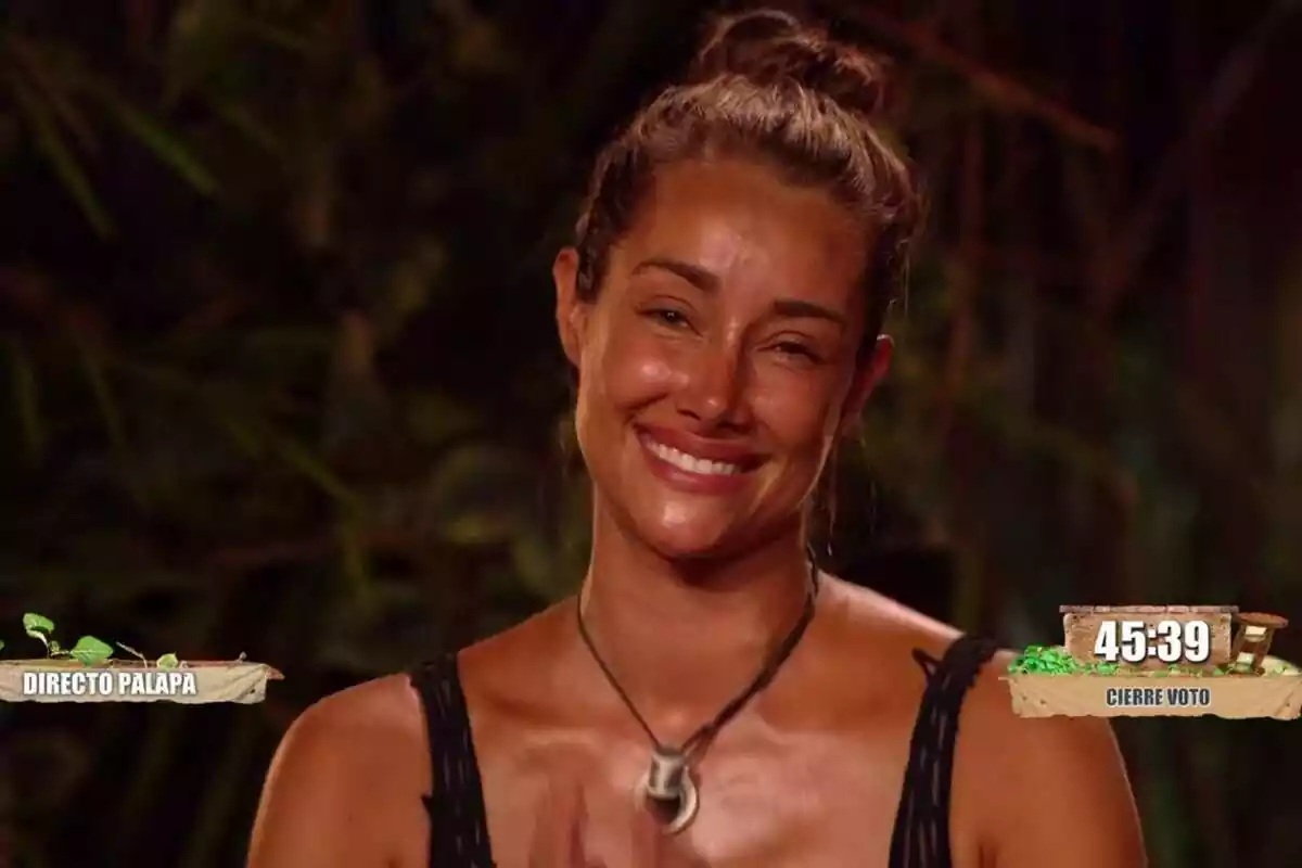 Adara Molinero, con rostro muy sonriente, sentada en la palapa de ‘Supervivientes 2023’ Adara Molinero, con rostro muy sonriente, sentada en la palapa de ‘Supervivientes 2023’