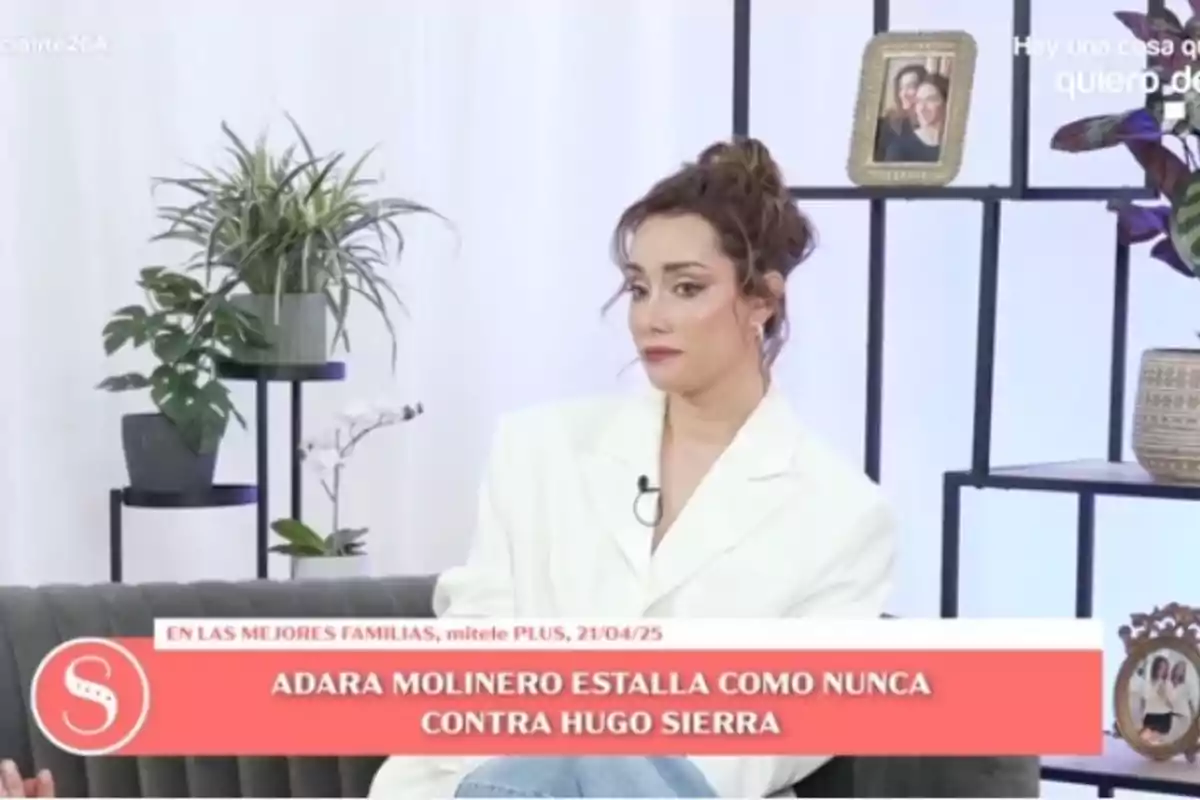 Adara Molinero, con chaqueta blanca está sentada en un sofá, en su programa de mtad Adara Molinero, con chaqueta blanca está sentada en un sofá, en su programa de mtad