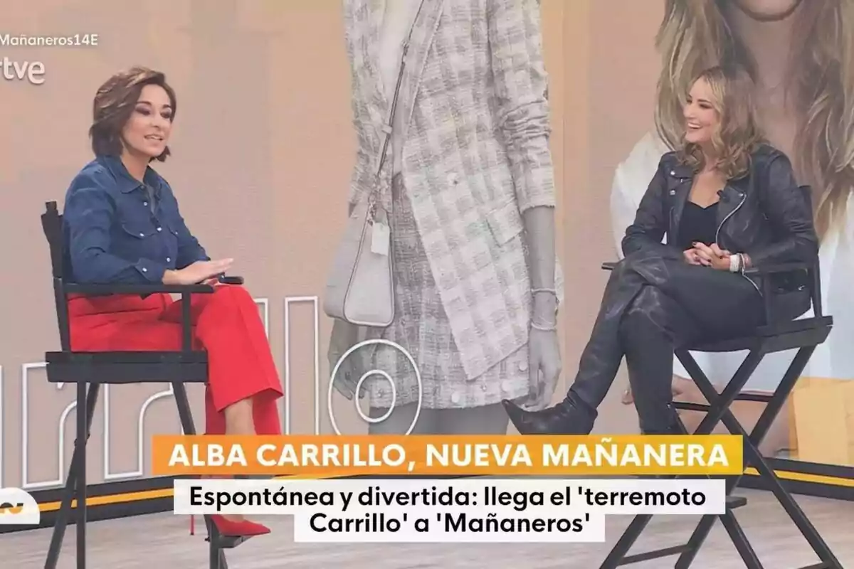 Adela González y Alba Carrillo sentadas en sillas altas conversan en un set de televisión con un fondo que muestra un cartel anunciando la llegada de Alba Carrillo al programa Adela González y Alba Carrillo sentadas en sillas altas conversan en un set de televisión con un fondo que muestra un cartel anunciando la llegada de Alba Carrillo al programa