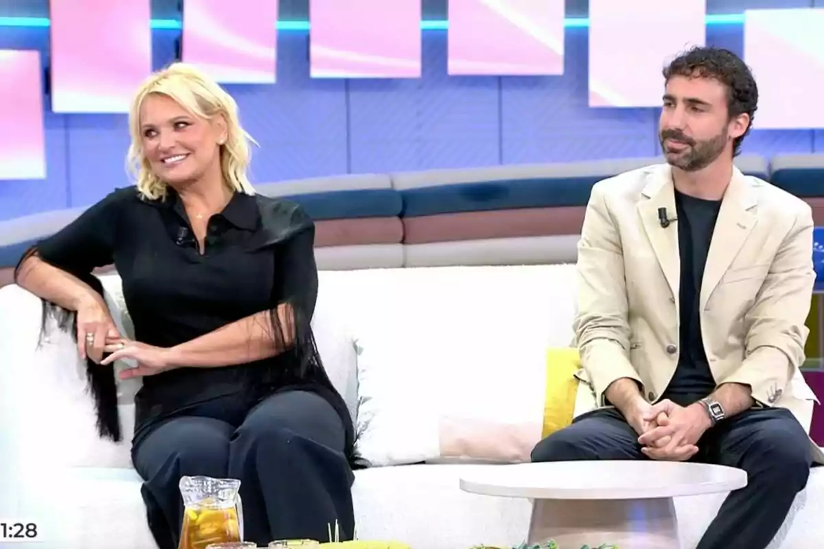 Ainhoa Arteta amb cabell ros i amb brusa negra asseguda en un sofà durant un programa de televisió, 'El programa de Ana Rosa'.
