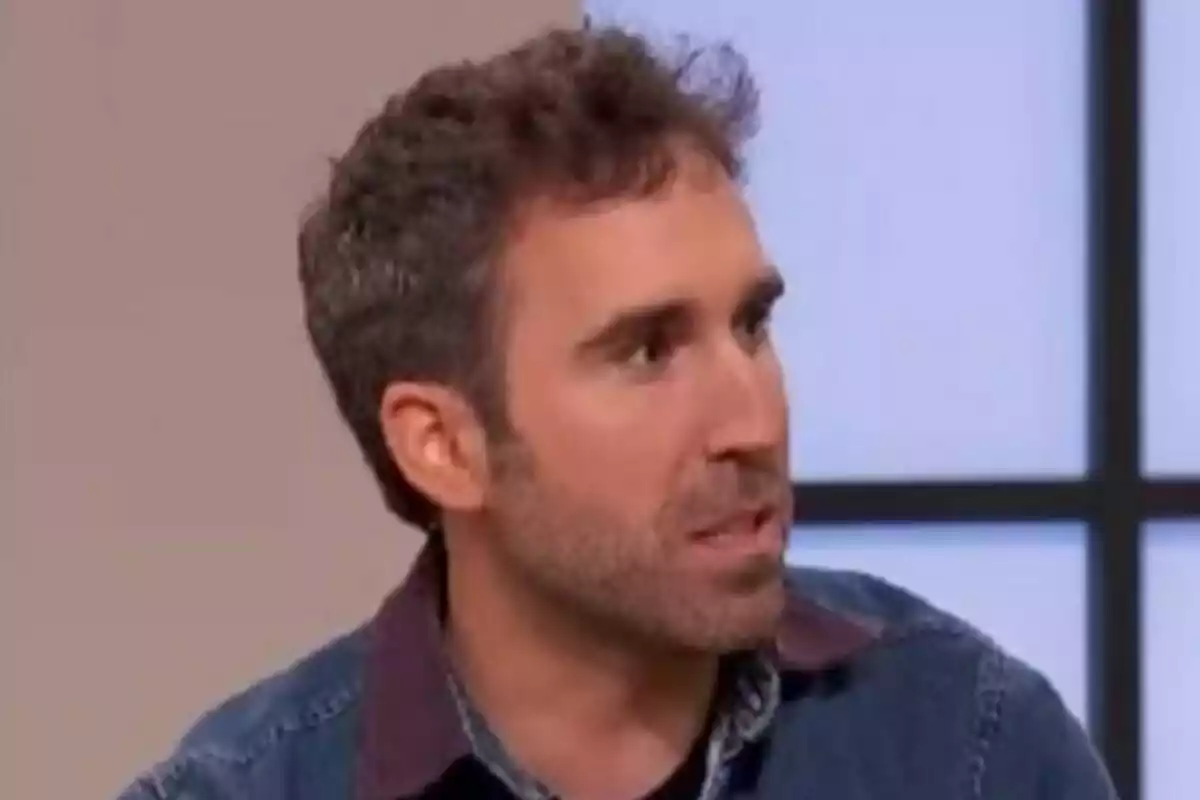 Aitor Albizua con barba y cabello corto está mirando hacia la derecha, vistiendo una camisa de mezclilla en un entorno interior en D Corazón.