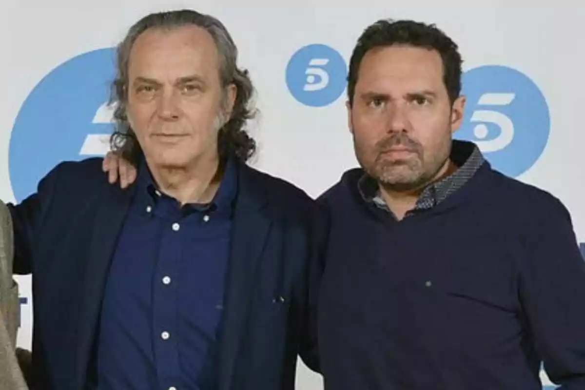 Fotografia de José Coronado i Aitor Gabilondo en una roda de premsa de telecinco Fotografia de José Coronado i Aitor Gabilondo en una roda de premsa de telecinco