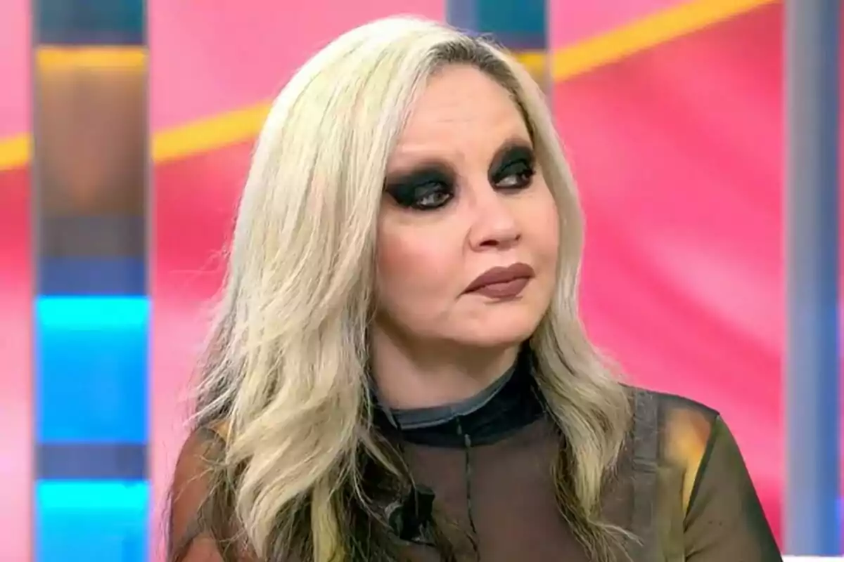 Alaska con cabello rubio y maquillaje oscuro en los ojos está en un entorno colorido en El Programa de Ana Rosa.