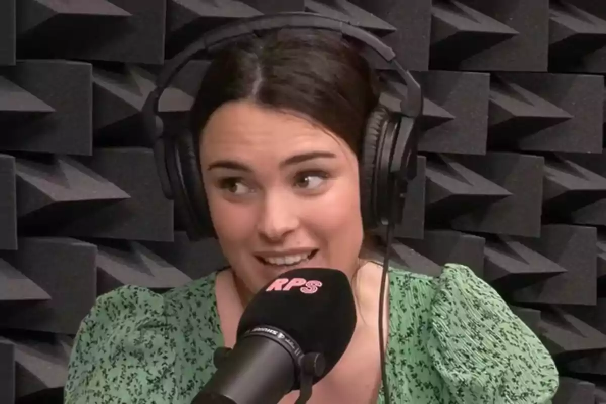 Alba Brunet con auriculares y un micrófono en un estudio de grabación con paredes insonorizadas.