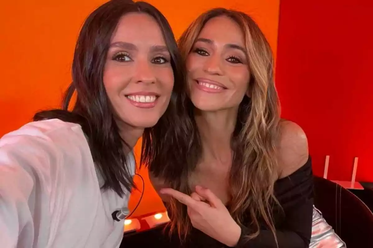 Alba Lago y María Verdoy sonrientes posan juntas frente a un fondo naranja y rojo. Alba Lago y María Verdoy sonrientes posan juntas frente a un fondo naranja y rojo.