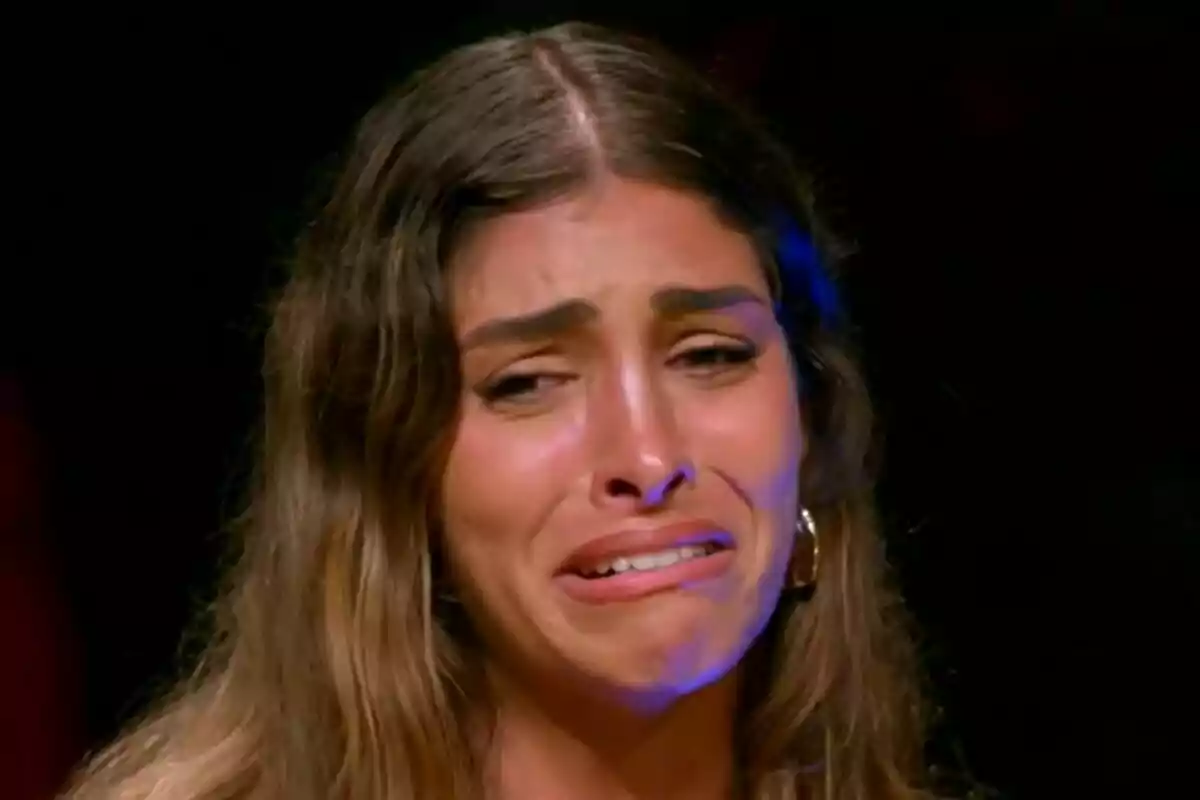 Alba con expresión de tristeza y lágrimas en el rostro en La Isla de las Tentaciones. Alba con expresión de tristeza y lágrimas en el rostro en La Isla de las Tentaciones.