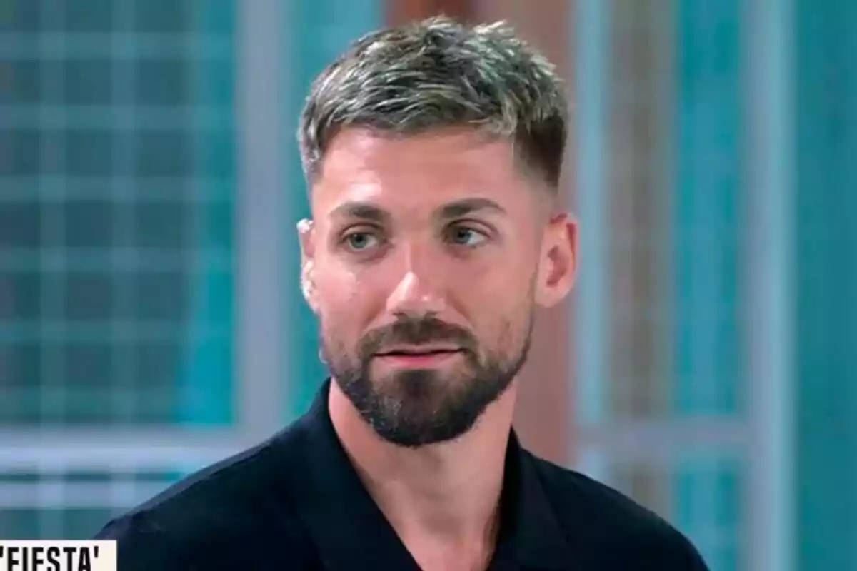 Captura d'Alejandro Albalá amb barba i cabell curt ros fosc, vestint una camisa negra, a Fiesta Captura d'Alejandro Albalá amb barba i cabell curt ros fosc, vestint una camisa negra, a Fiesta