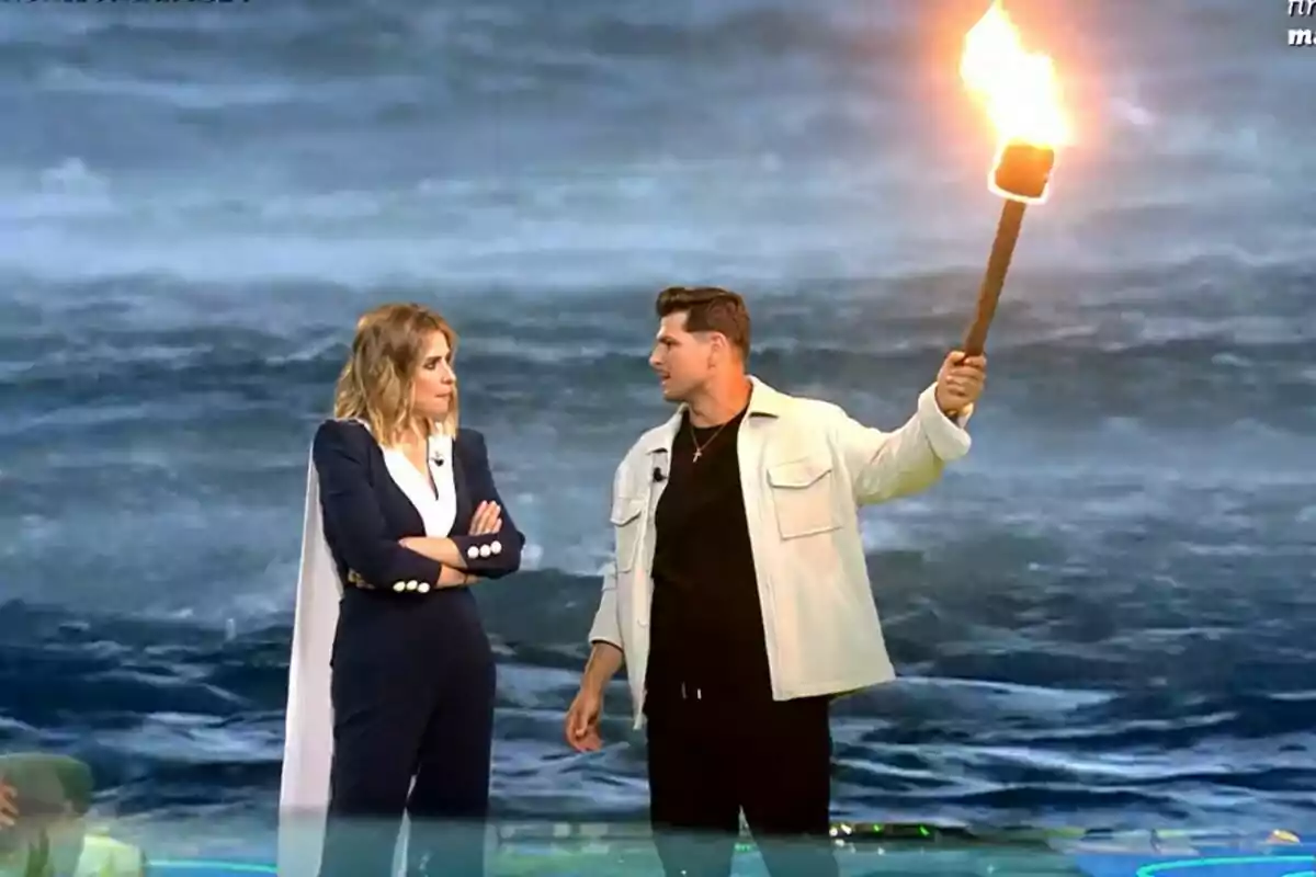 Captura de Alejandro Nieto junto a Sandra Barneda en el plató de Supervivientes Captura de Alejandro Nieto junto a Sandra Barneda en el plató de Supervivientes