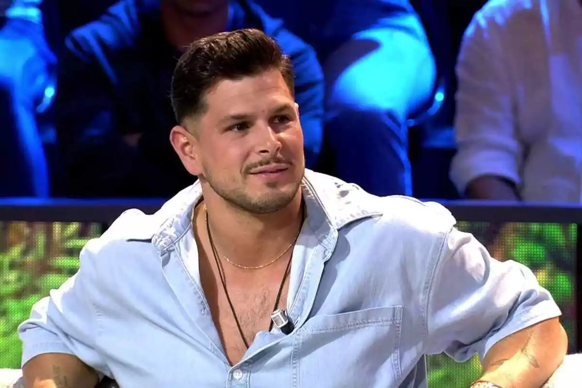 Alejandro Nieto con rostro sonriente en el plató de ‘Supervivientes 2023’, en el programa del 4 de junio de 2023 Alejandro Nieto con rostro sonriente en el plató de ‘Supervivientes 2023’, en el programa del 4 de junio de 2023