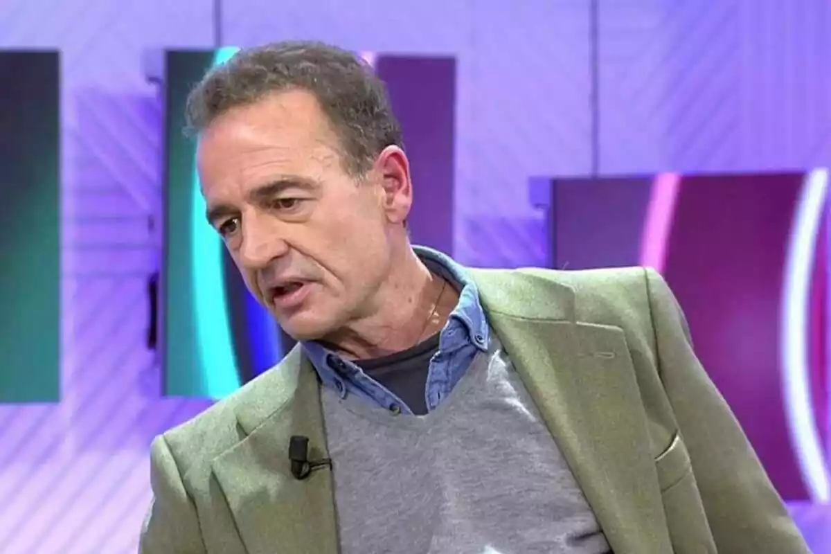 Alessandro Lequio, amb rostre d'enuig, al plató del programa de Telecinco 'Vamos a veure' Alessandro Lequio, amb rostre d'enuig, al plató del programa de Telecinco 'Vamos a veure'