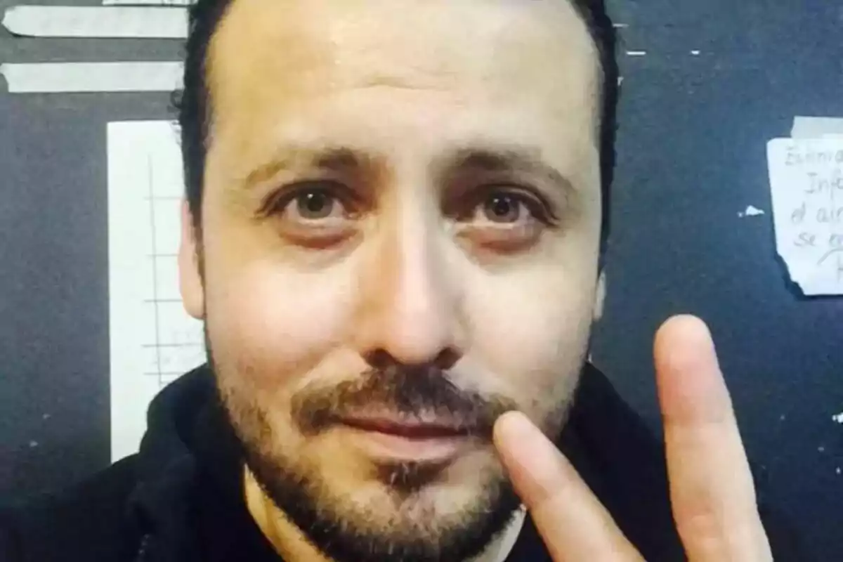 Álex Andrés Araya Castillo con barba y cabello oscuro hace el signo de la paz con los dedos frente a una pared con notas adhesivas. Álex Andrés Araya Castillo con barba y cabello oscuro hace el signo de la paz con los dedos frente a una pared con notas adhesivas.