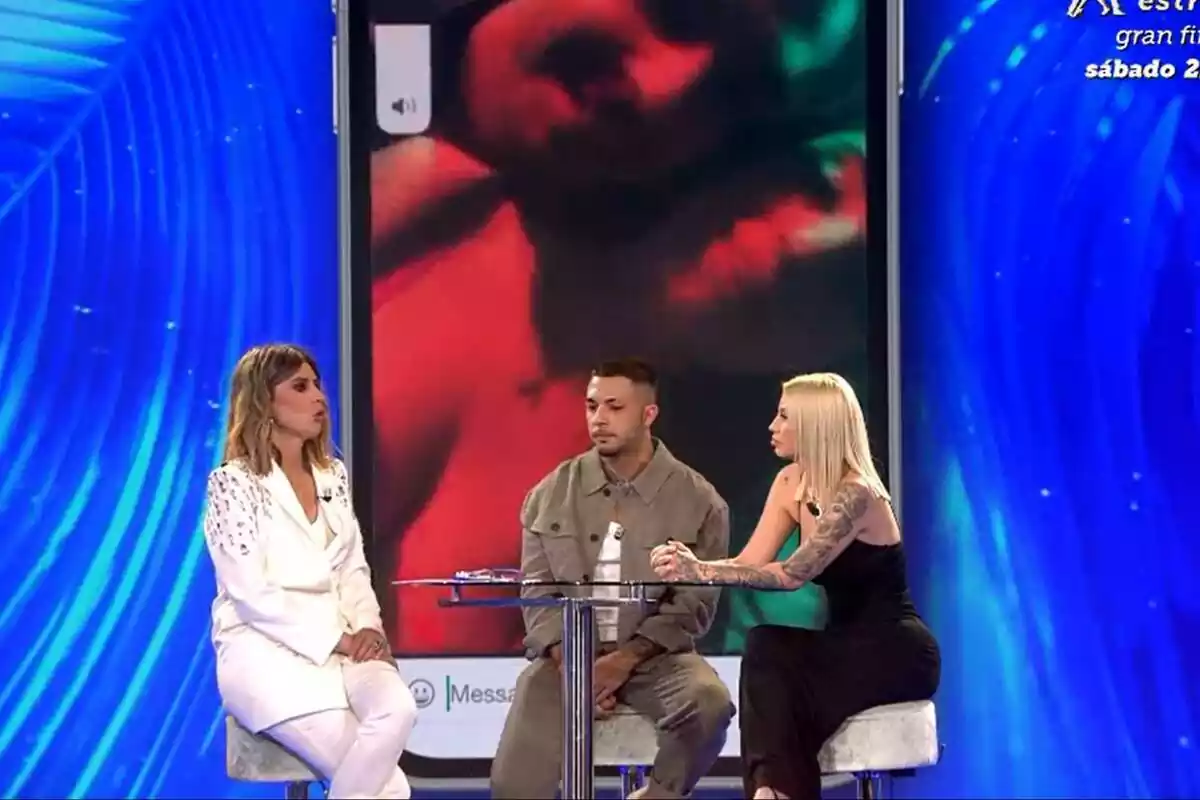 Captura de Álex Girona y Gabriella Hahlingag en el debate final de La Isla de las Tentaciones Captura de Álex Girona y Gabriella Hahlingag en el debate final de La Isla de las Tentaciones