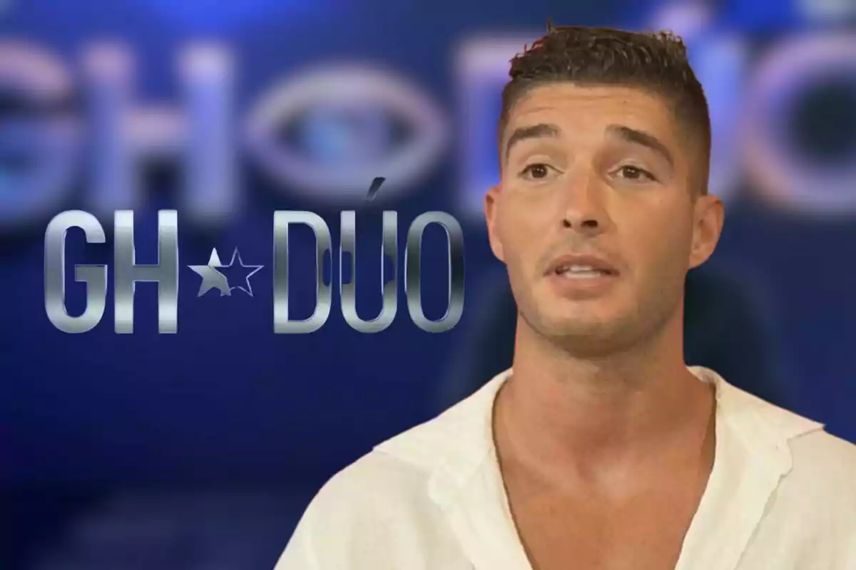 Álex Ghita con camisa blanca frente a un fondo azul con el logo de "GH DÚO".