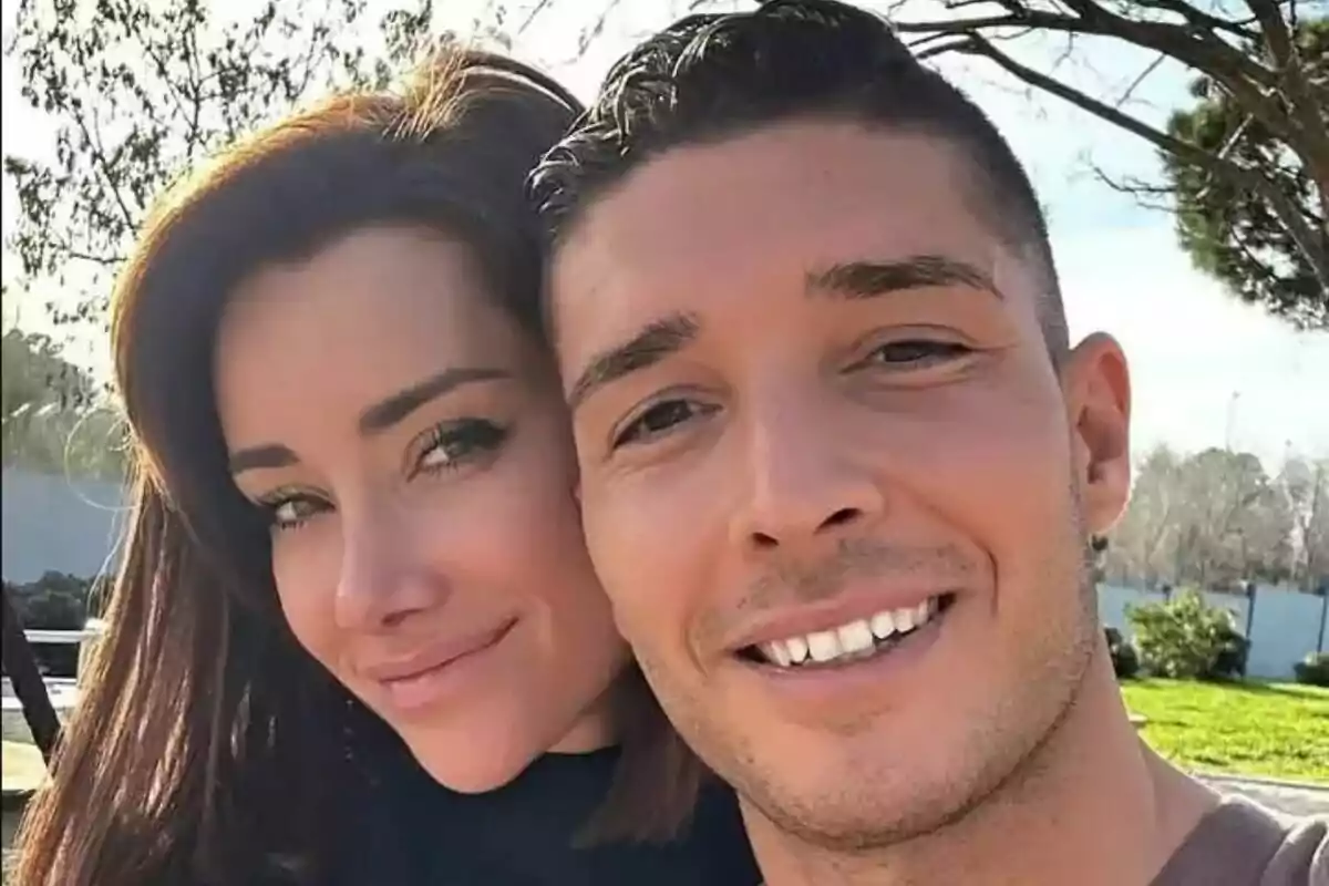 Una pareja, formada por Adara Molinero y Álex Ghita, sonriente posando al aire libre en un día soleado. Una pareja, formada por Adara Molinero y Álex Ghita, sonriente posando al aire libre en un día soleado.