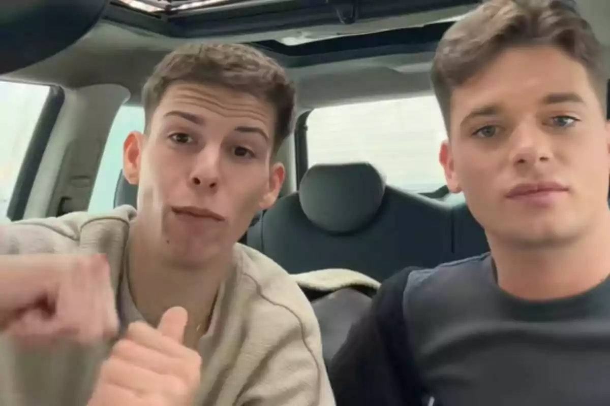 Álex y Luca Dazi, antiguos concursantes de MasterChef, están sentadas en el interior de un automóvil mirando hacia la cámara. Álex y Luca Dazi, antiguos concursantes de MasterChef, están sentadas en el interior de un automóvil mirando hacia la cámara.
