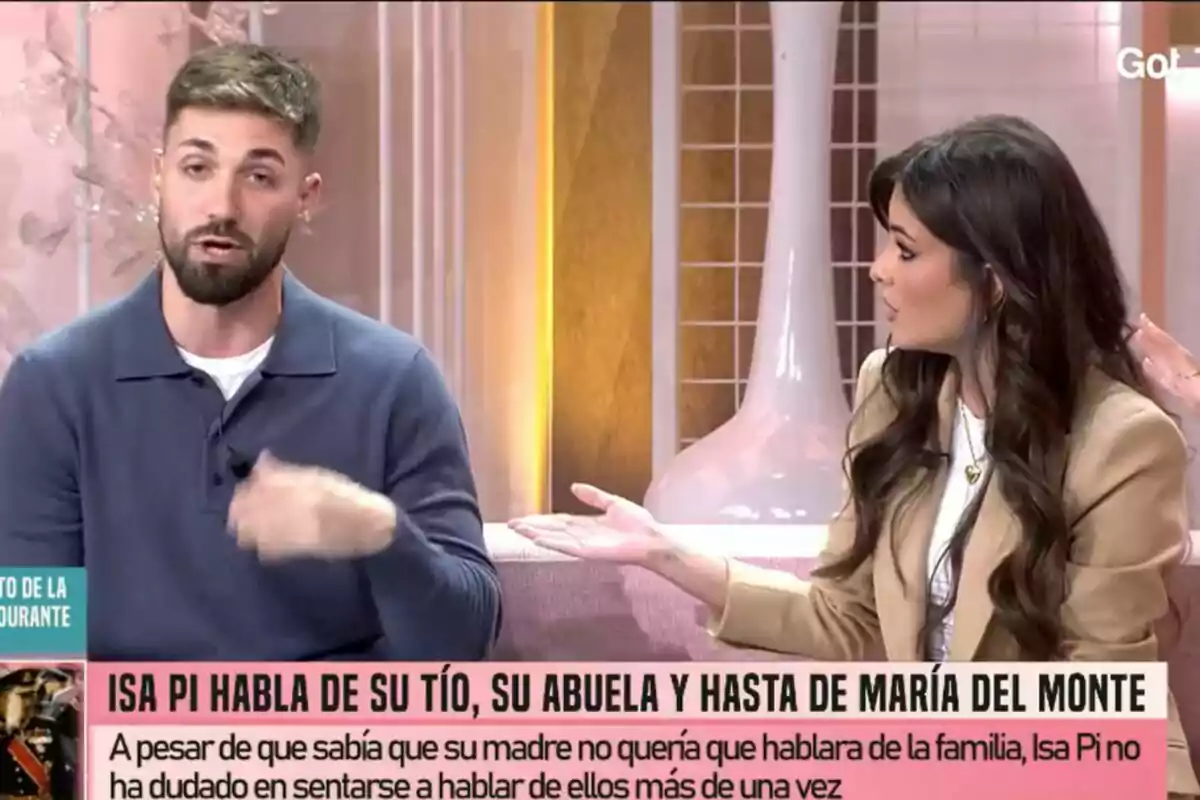 Alejandro Albalá i Alexia Rivas conversen al plató de Fiesta, amb subtítols que esmenten temes familiars. Alejandro Albalá i Alexia Rivas conversen al plató de Fiesta, amb subtítols que esmenten temes familiars.