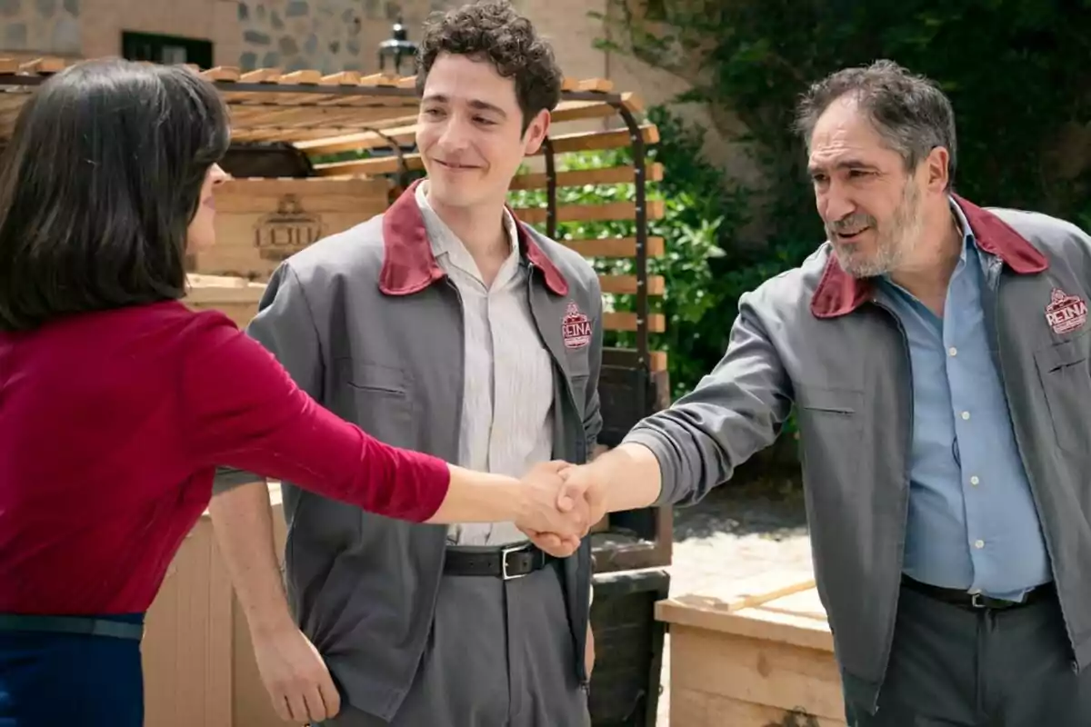 Alfonso Lara, Pablo Béjar y Carolina Lapausa se saludan cordialmente en un entorno al aire libre, dos de ellas llevan uniformes grises con detalles rojos en Sueños de Libertad. Alfonso Lara, Pablo Béjar y Carolina Lapausa se saludan cordialmente en un entorno al aire libre, dos de ellas llevan uniformes grises con detalles rojos en Sueños de Libertad.