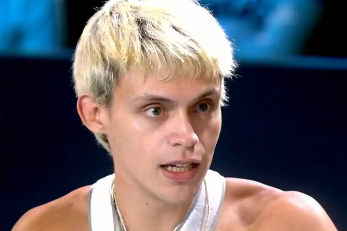Almácor con cabello rubio corto y expresión seria en el plató de Supervivientes.