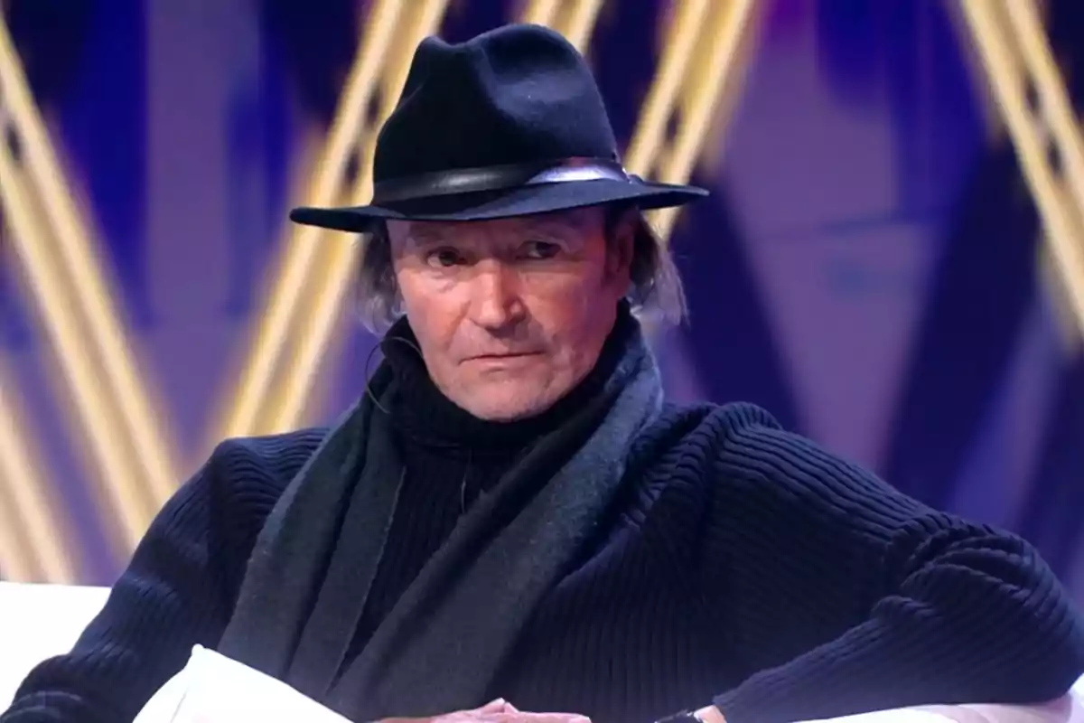 Amador Mohedano, con sombrero negro y bufanda oscura, sentado en el sofá del programa '¡De Viernes!' Amador Mohedano, con sombrero negro y bufanda oscura, sentado en el sofá del programa '¡De Viernes!'