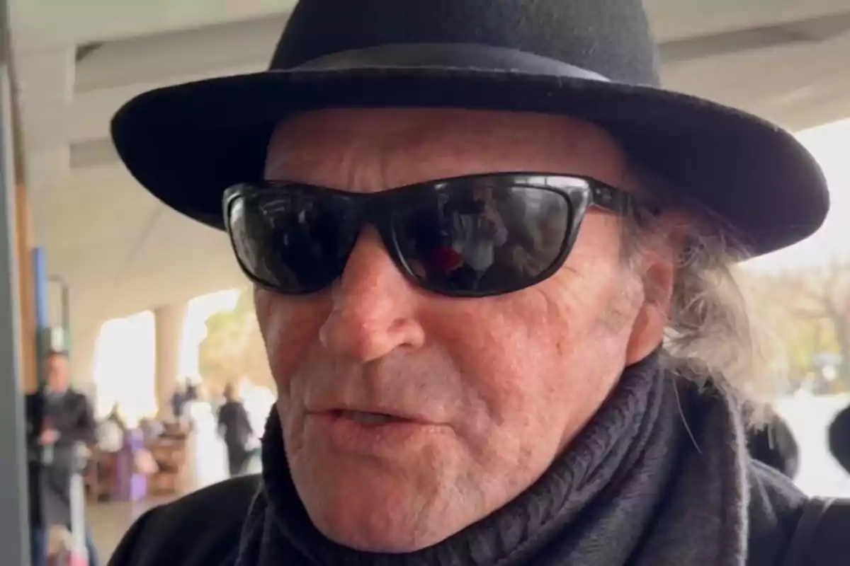 Amador Mohedano con sombrero negro y gafas de sol oscuras.
