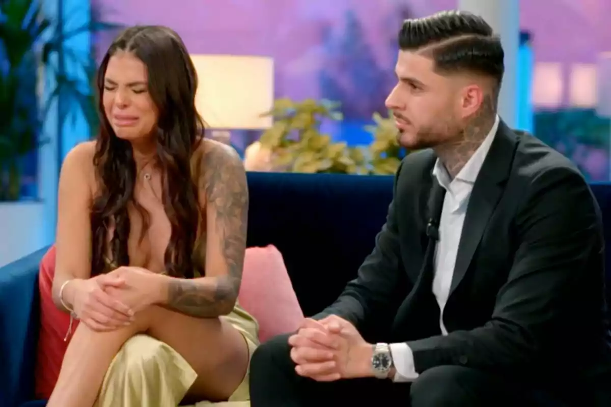 Ana con expresión de tristeza y Fran sentado a su lado en un ambiente interior con decoración moderna en La Isla de las Tentaciones.