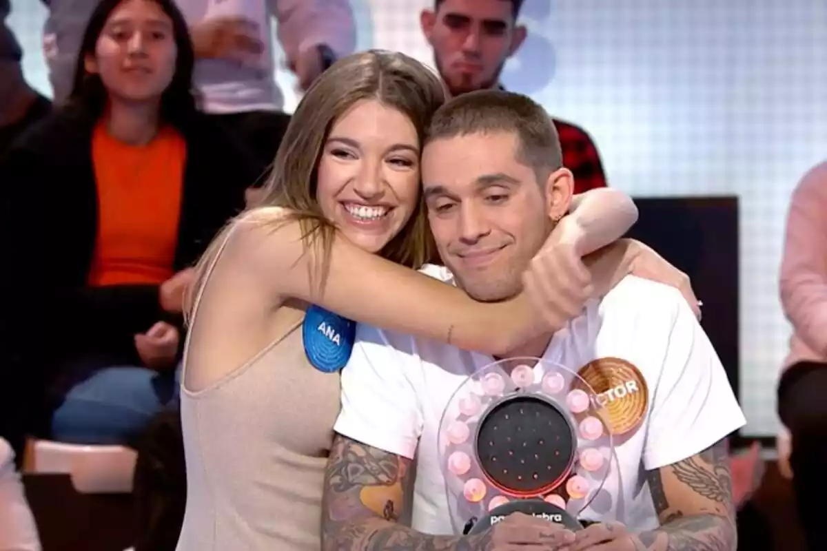 Ana Guerra abrazada a Víctor Elías en pleno directo de 'Pasapalabra' Ana Guerra abrazada a Víctor Elías en pleno directo de 'Pasapalabra'
