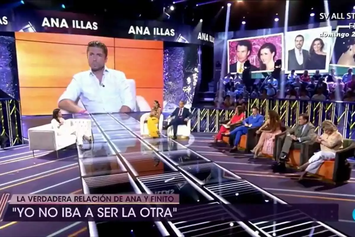 Captura del plató de De Viernes con Ana Herminia como invitada junto a Santi Acosta, Beatriz Archidona, Antonio Montero, Terelu Campos, José Antonio León o Ángela Portero Captura del plató de De Viernes con Ana Herminia como invitada junto a Santi Acosta, Beatriz Archidona, Antonio Montero, Terelu Campos, José Antonio León o Ángela Portero
