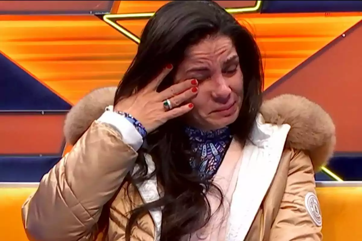 Ana Herminia amb abric clar plorant i netejant-se les llàgrimes al confessionari de GH DÚO.