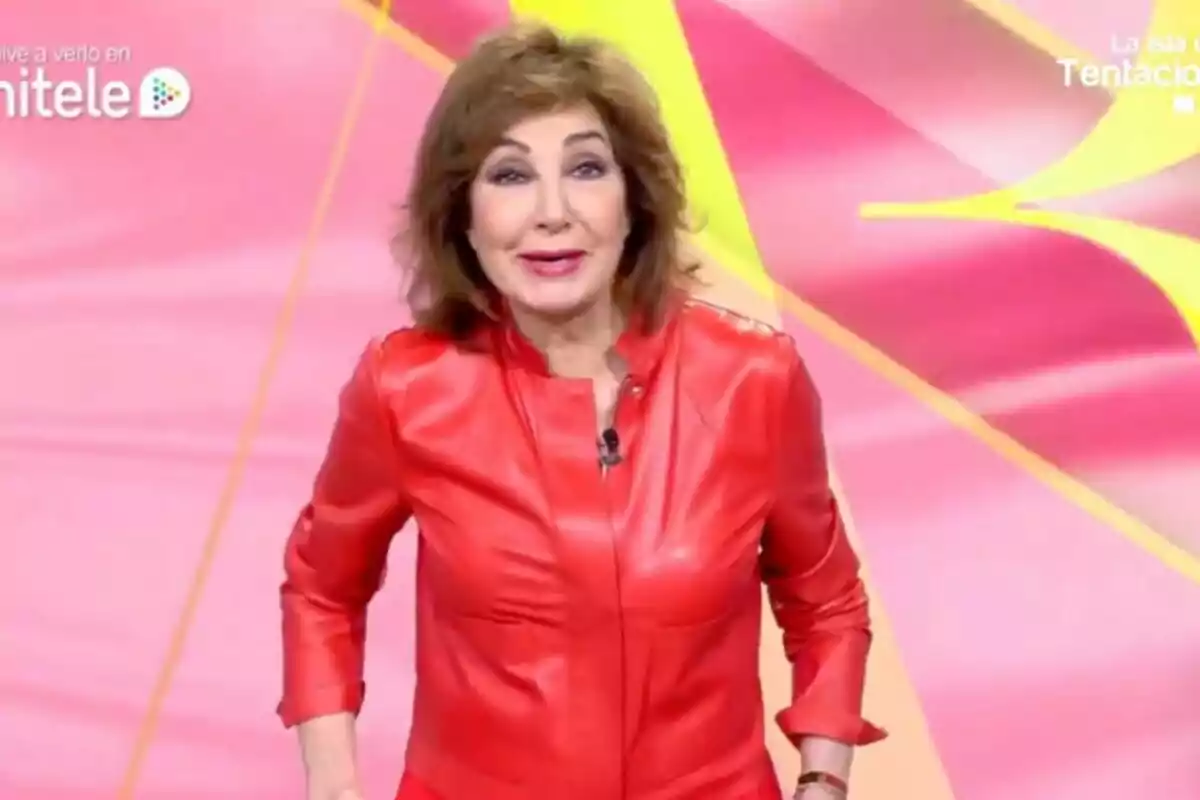 Ana Rosa Quintana amb jaqueta vermella somriu davant d'un fons acolorit a 'El programa de Ana Rosa'.