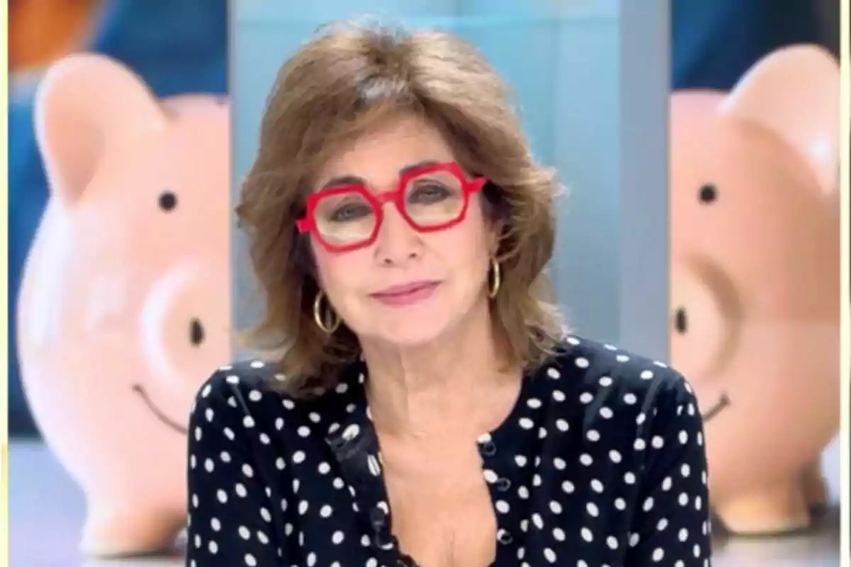 Ana Rosa Quintana amb ulleres vermelles i brusa de llunes davant d'una imatge de porquets guardiola a 'El programa de Ana Rosa'.