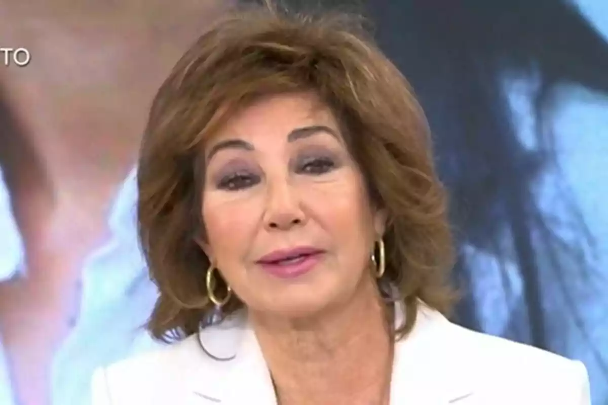 Primer plano de Ana Rosa Quintana hablando con unos pendientes de aro y camisa blanca en El Programa de Ana Rosa.