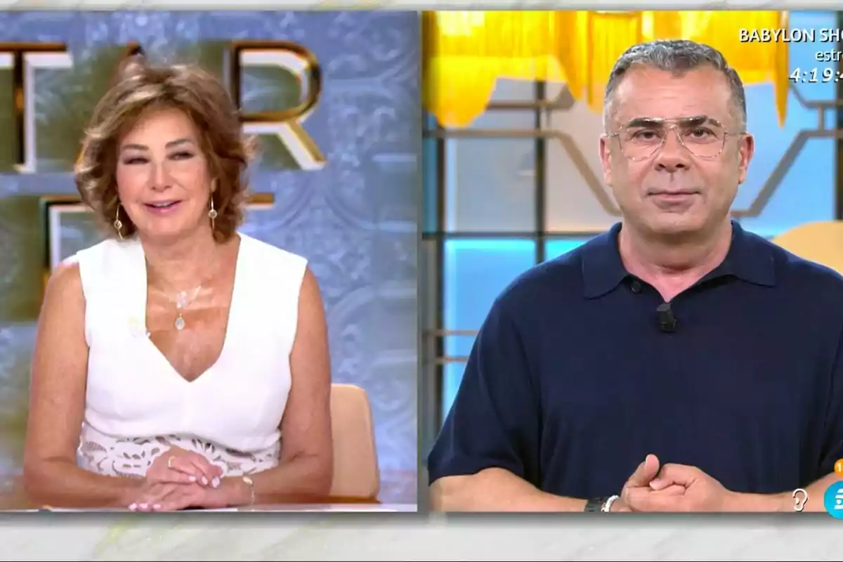 Ana Rosa Quintana y Jorge Javier Vázquez en TardeAR en directo, uno de ellos con un vestido blanco y el otro con una camisa azul. Ana Rosa Quintana y Jorge Javier Vázquez en TardeAR en directo, uno de ellos con un vestido blanco y el otro con una camisa azul.