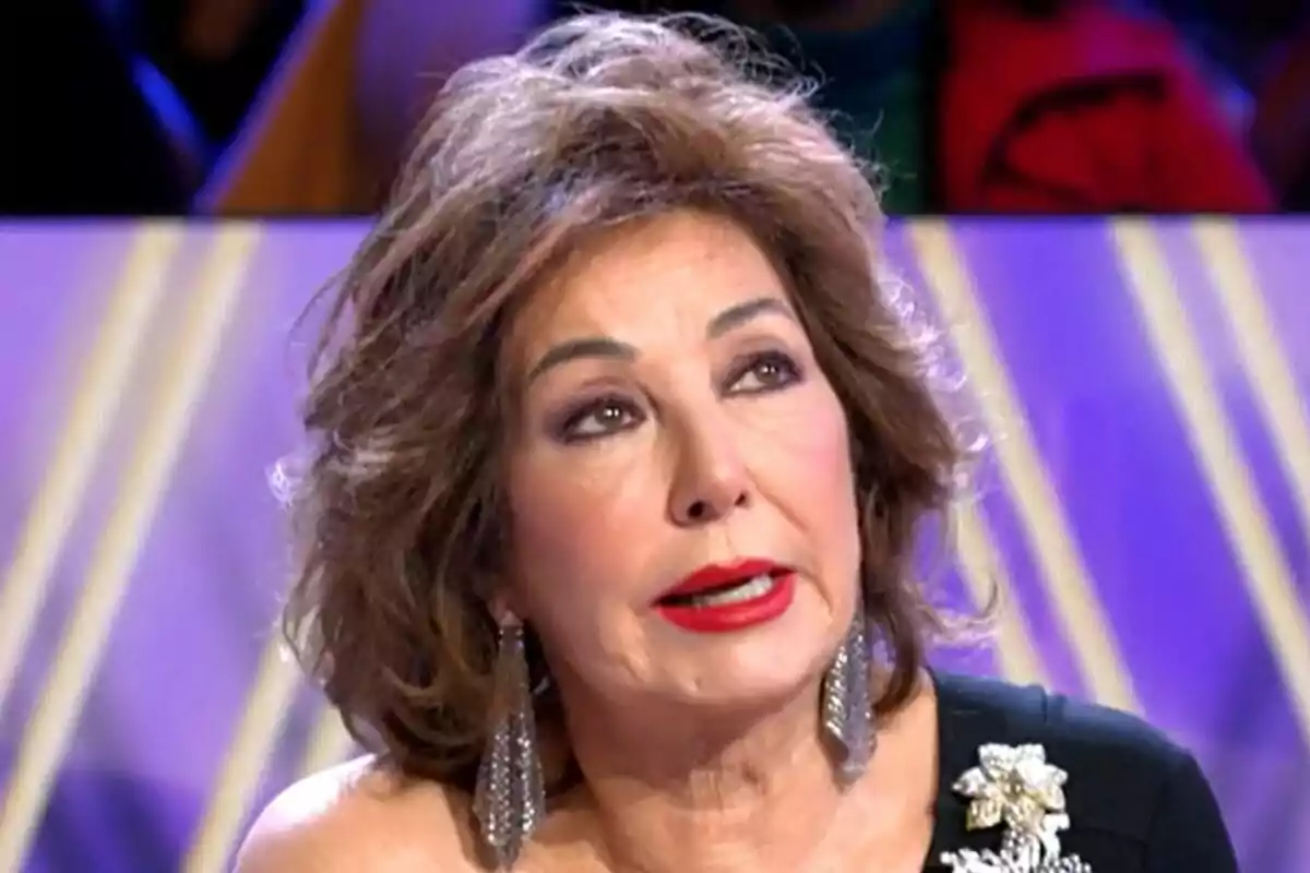 Primer plano de Ana Rosa Quintana mirando hacia arriba en su entrevista en De Viernes.