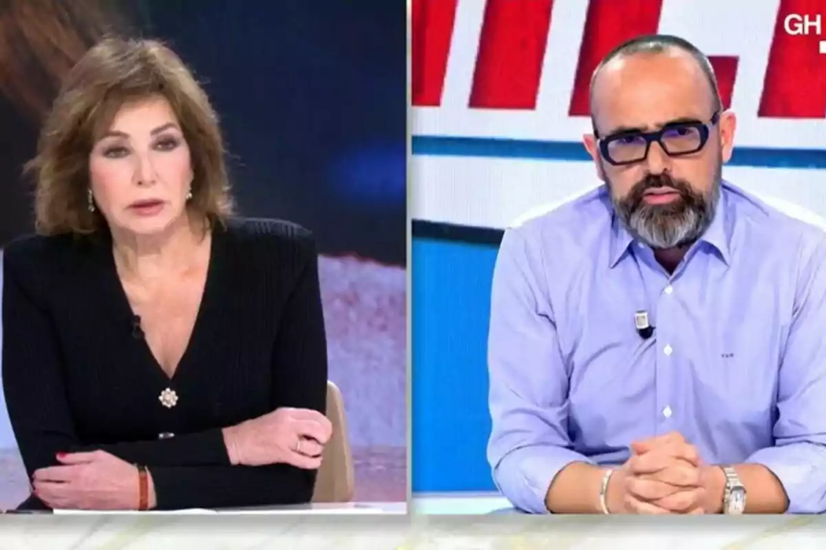 Dues persones en un programa de televisió, Ana Rosa Quintana amb suèter negre a TardeAR i Risto Mejide amb camisa blava i ulleres a Todo es Mentira. Dues persones en un programa de televisió, Ana Rosa Quintana amb suèter negre a TardeAR i Risto Mejide amb camisa blava i ulleres a Todo es Mentira.