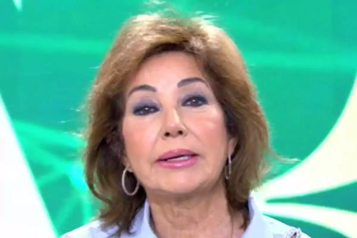 Primer pla d'Ana Rosa Quintana parlant a El Programa de Ana Rosa.