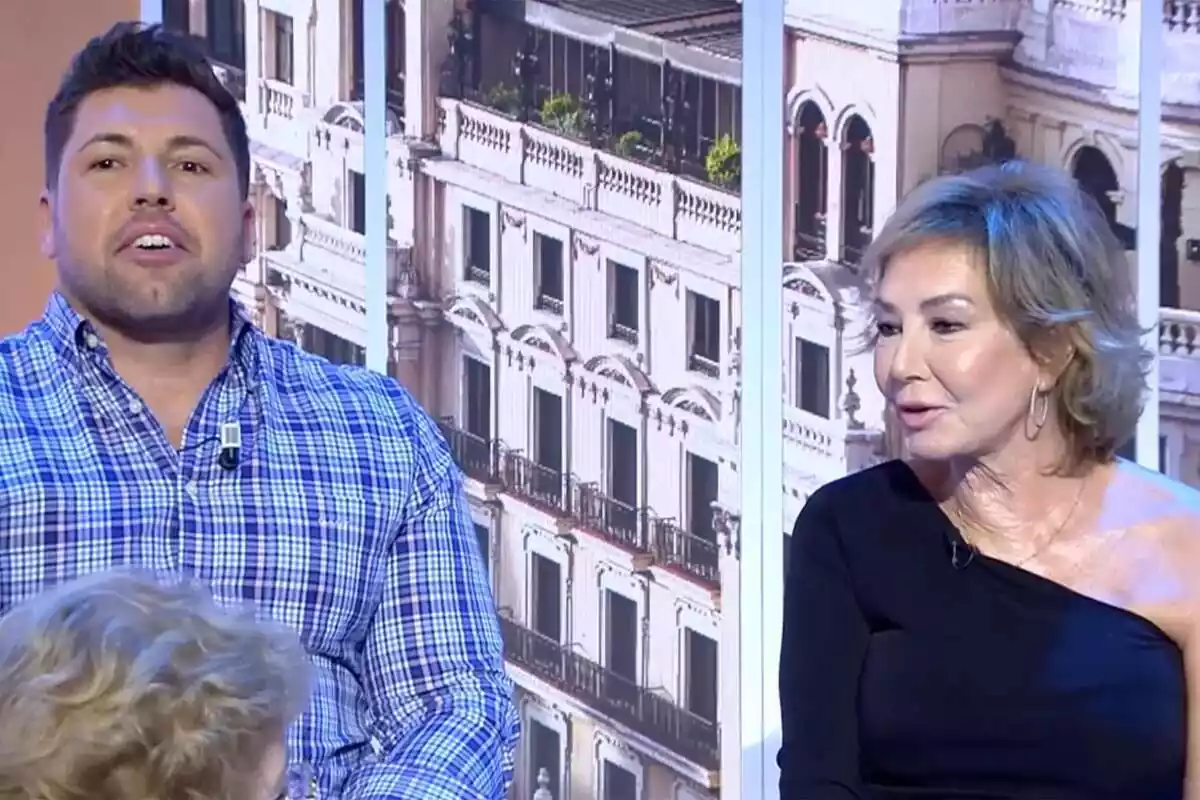Ana Rosa Quintana y su sobrino, Kike Quintana, sentados en el plató del programa 'TardeAR' de Telecinco Ana Rosa Quintana y su sobrino, Kike Quintana, sentados en el plató del programa 'TardeAR' de Telecinco