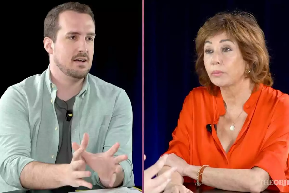 Ana Rosa Quintana siendo entrevistada frente a frente en 'The Objective', una de ellas lleva una camisa verde y la otra una blusa roja Ana Rosa Quintana siendo entrevistada frente a frente en 'The Objective', una de ellas lleva una camisa verde y la otra una blusa roja