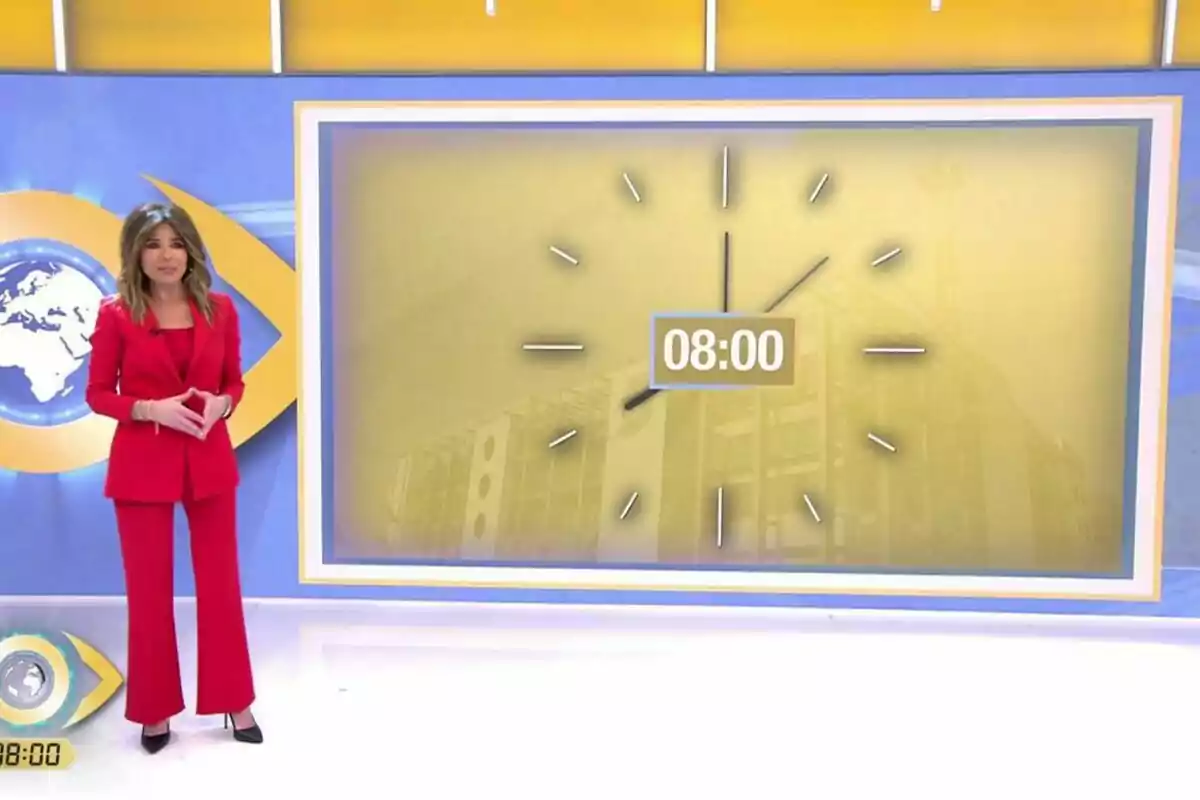 Ana Terradillos vestida de vermell es troba dreta al costat d'una pantalla de La Mirada Crítica que mostra un rellotge marcant les 08:00. Ana Terradillos vestida de vermell es troba dreta al costat d'una pantalla de La Mirada Crítica que mostra un rellotge marcant les 08:00.