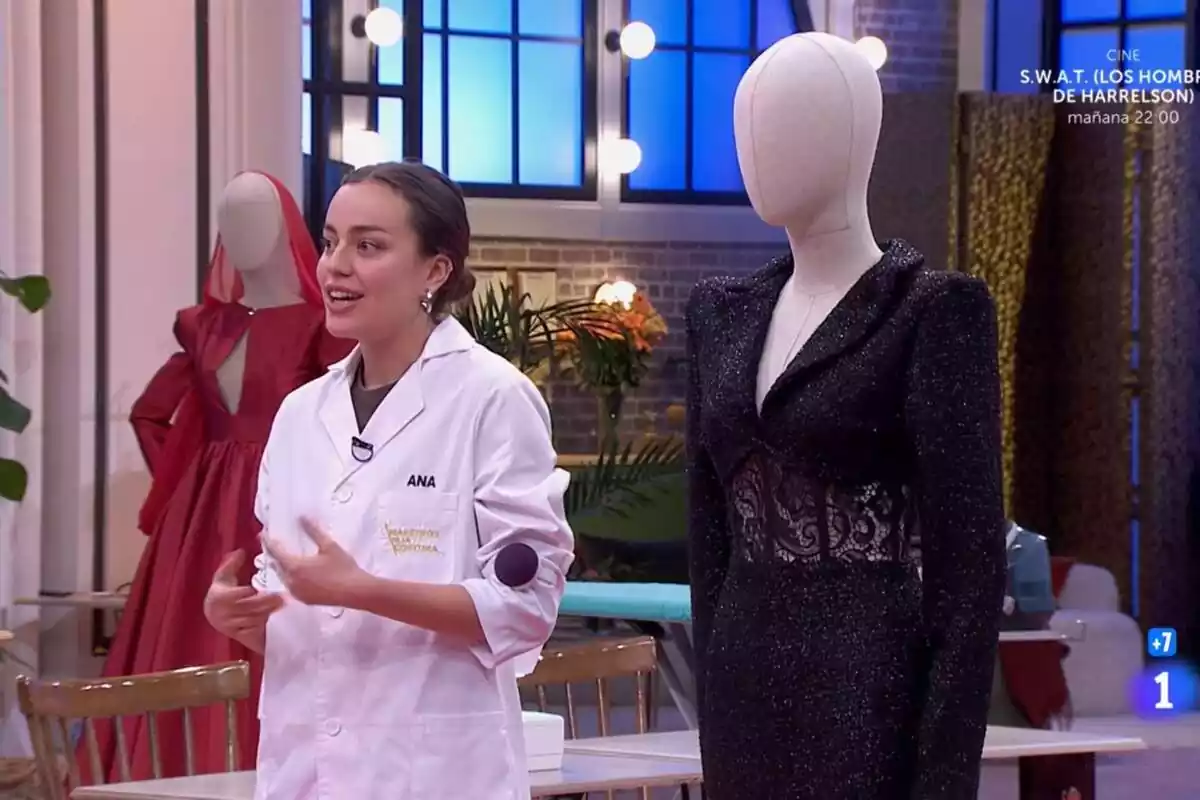 Ana presentó orgullosa su traje al jurado Ana presentó orgullosa su traje al jurado